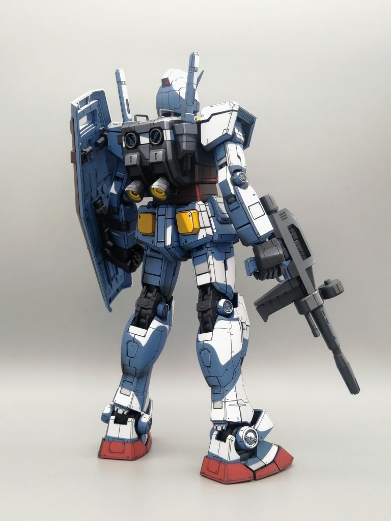 塗装方法は今日さんの動画が詳しいですが、ベースは成形色のまま。そこにエアブラシで全面いったん影色で塗りつぶし(クレオス水性ホビーカラー使用)。次に光の当たる部位の塗料をマジックリンで拭き取っていきました。いままで私のアニメ・イラスト風塗装は影色をちまちまと筆塗りで書き込んでいましたが、今回の塗装方法の方がより理にかなったやり易い塗装方法だと思いました。