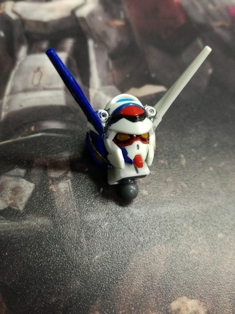 シールが気に入らなかったので顔の目などは塗装しました．