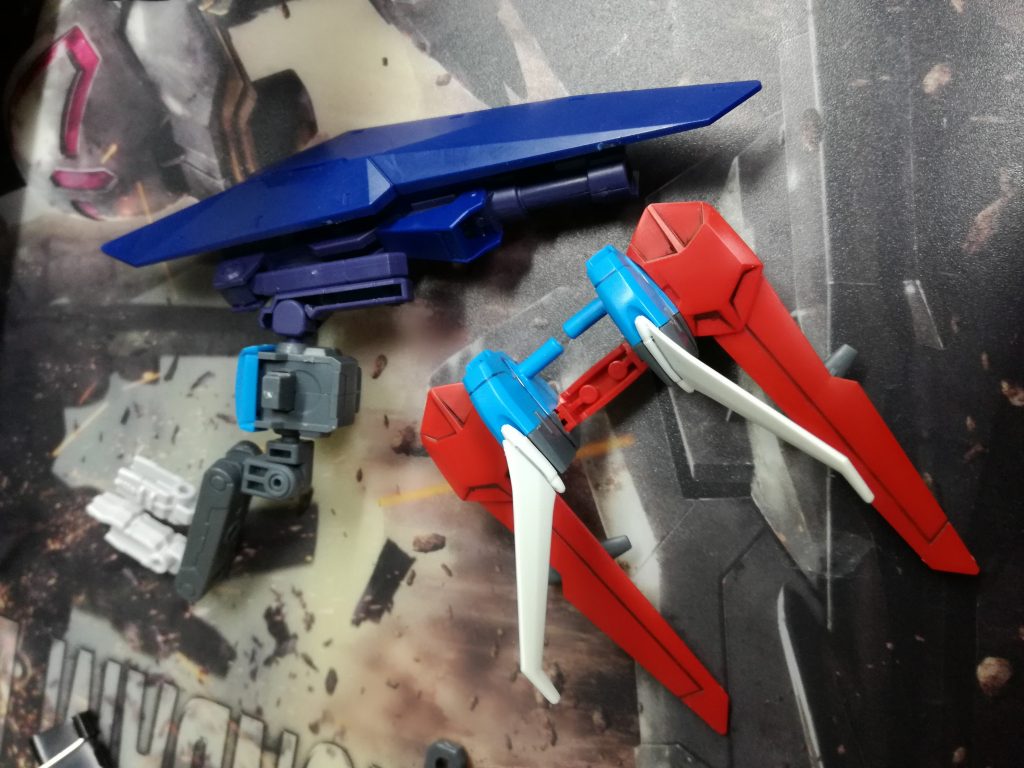 バックパックに武装を付けるためにウイングパーツを外した．分解して余ったパーツを使ってナックルを作成．