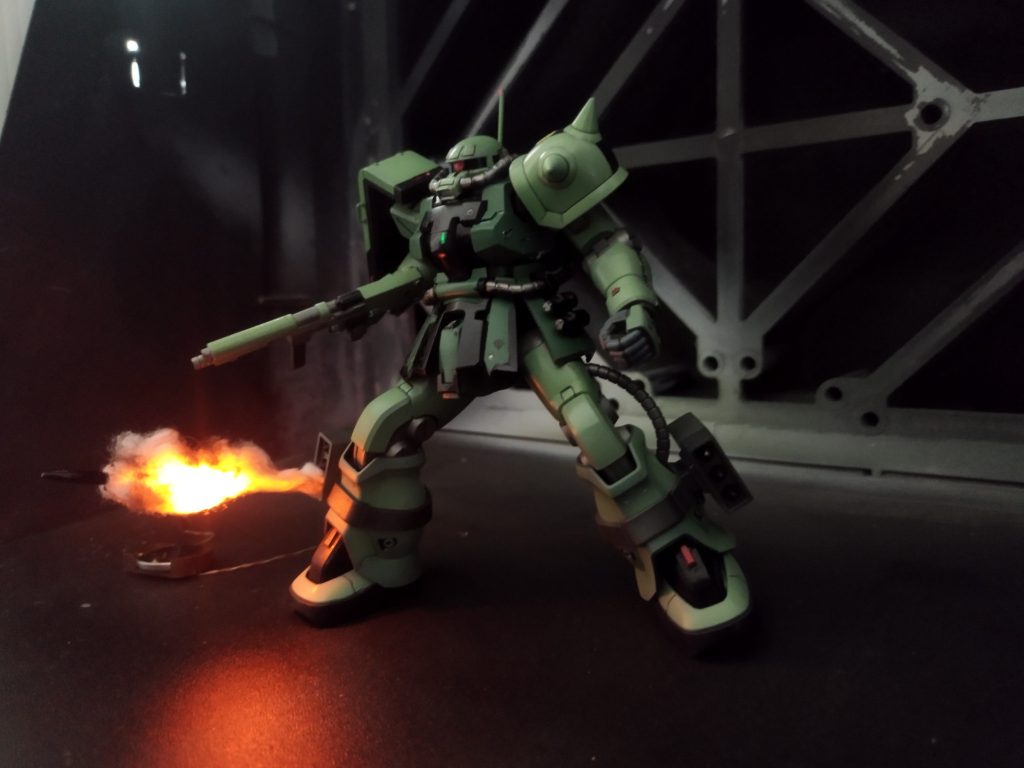 いい感じに発射してるかな。ただ配線や電池を隠す技術はナッシング。地べたに置いてます(^^ゞ