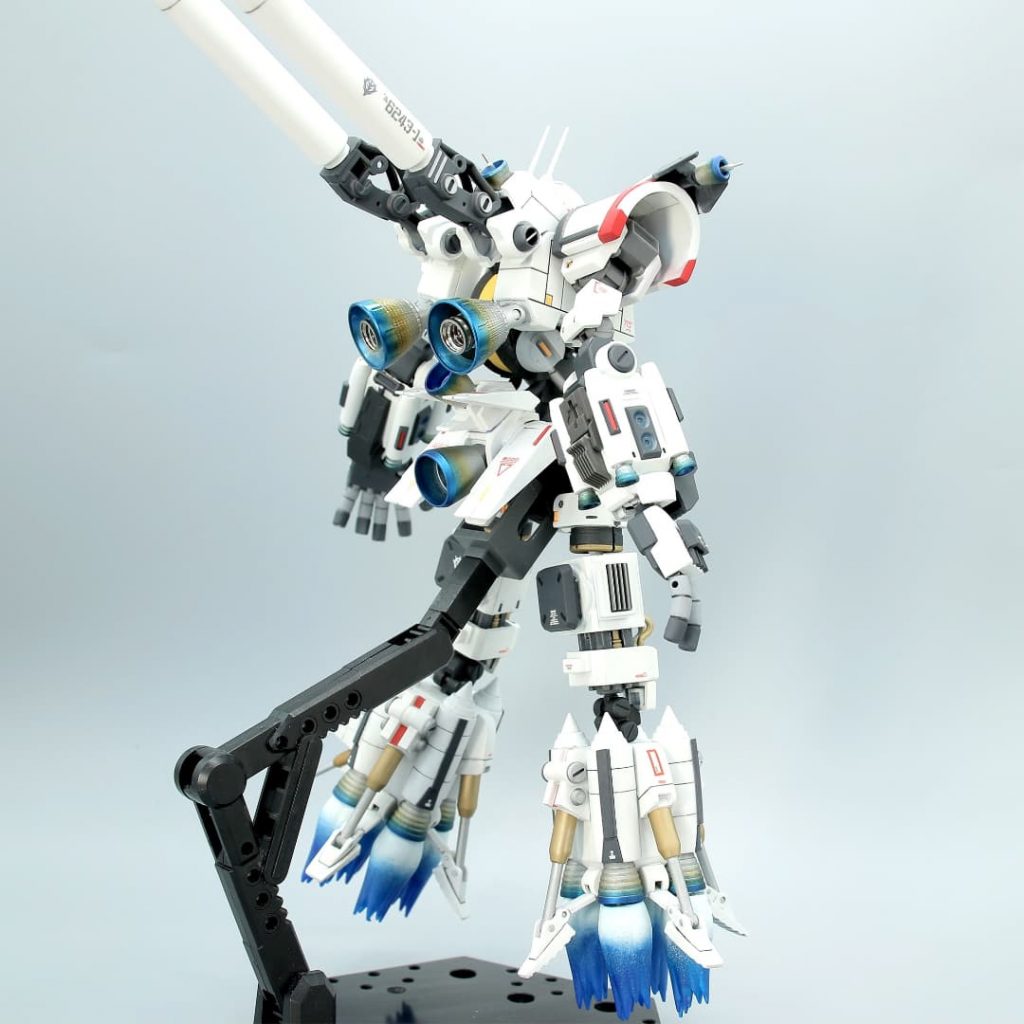 背面はこんな感じです。脚のスラスターから出ている噴射エフェクトはネオジウム磁石で取り外し可能です(*^^*)