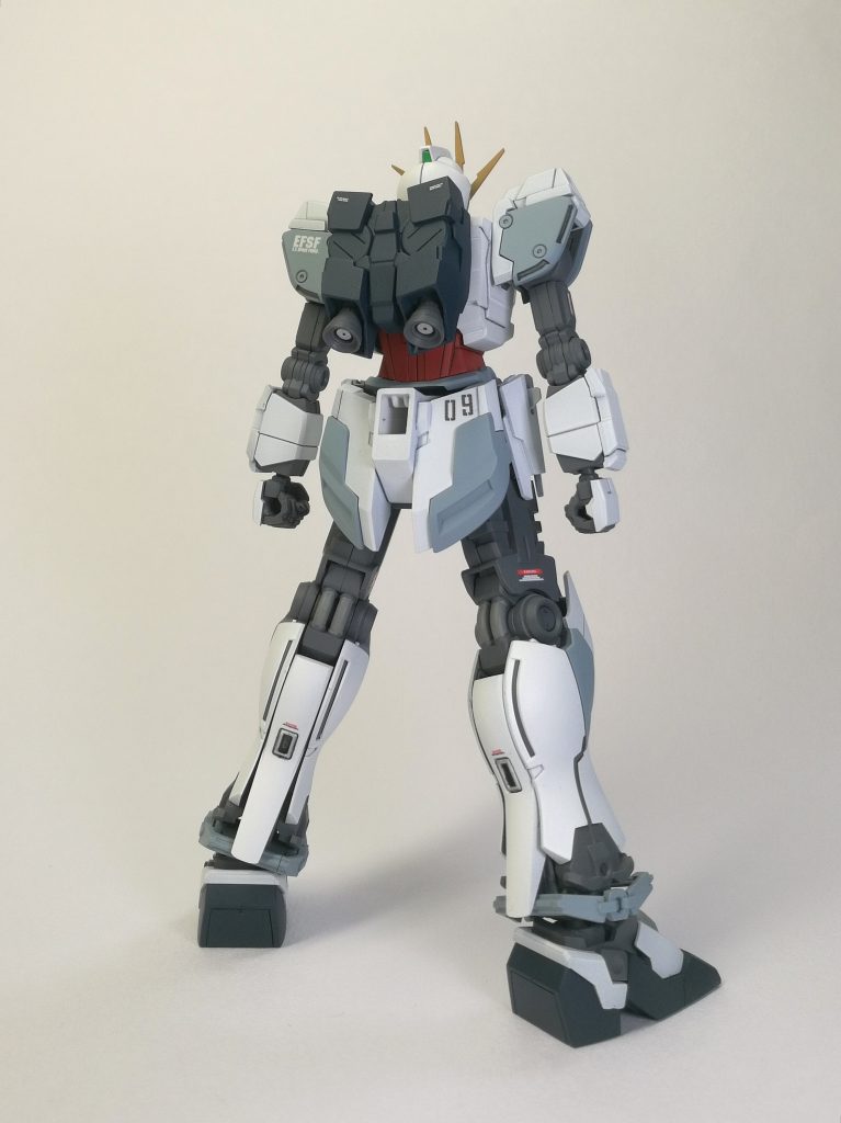 塗装はいつものように、グレー系下地の上から。いつにもましてクールホワイトが活躍してくれました。腰の「09」は、RX-9の意です。