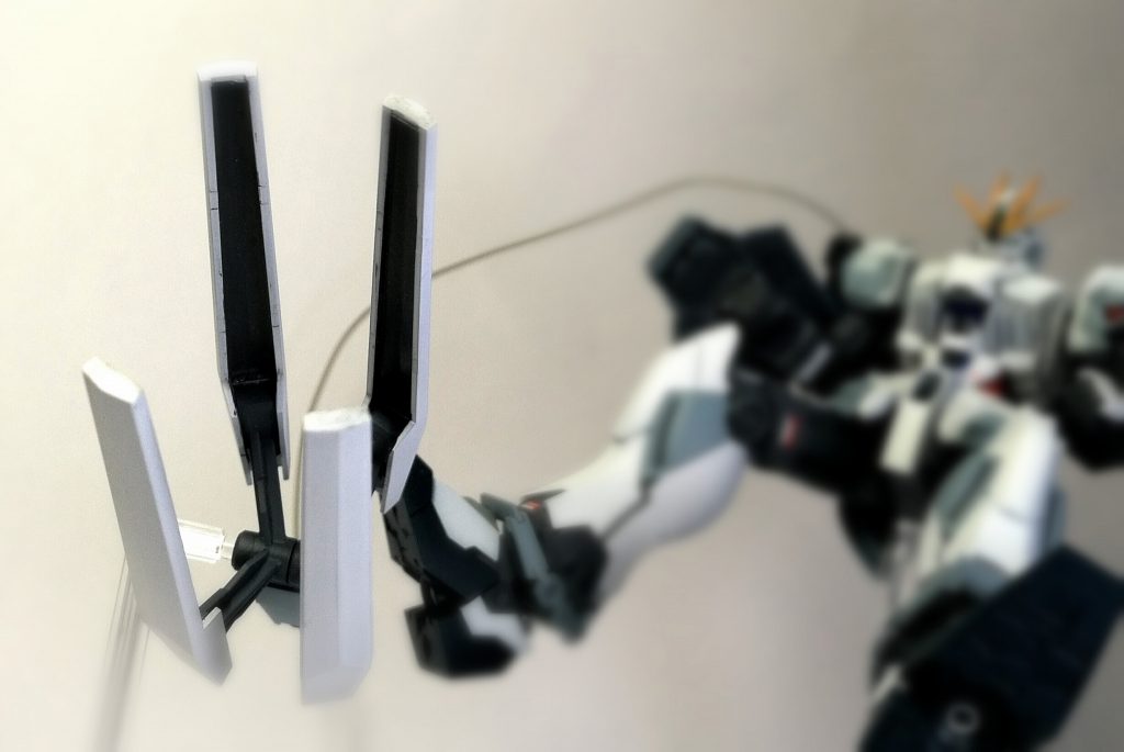 インコム!???「有線だと!?エセファンネルなど、ガンダムのすることかぁ!?」