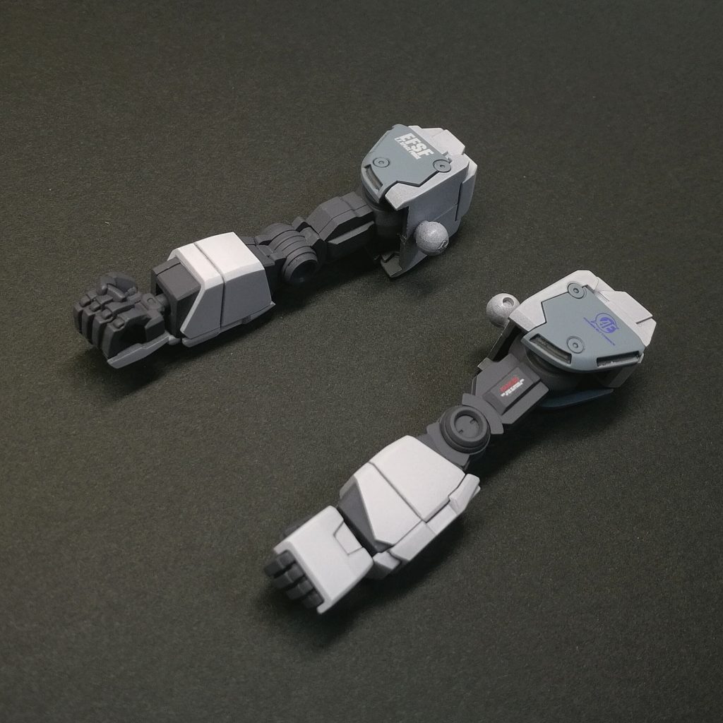 二の腕のデカールは、寝かせて整備することを考えてこの向き。ほんとは他にスペースに納める方法がなかっただけ(^o^)