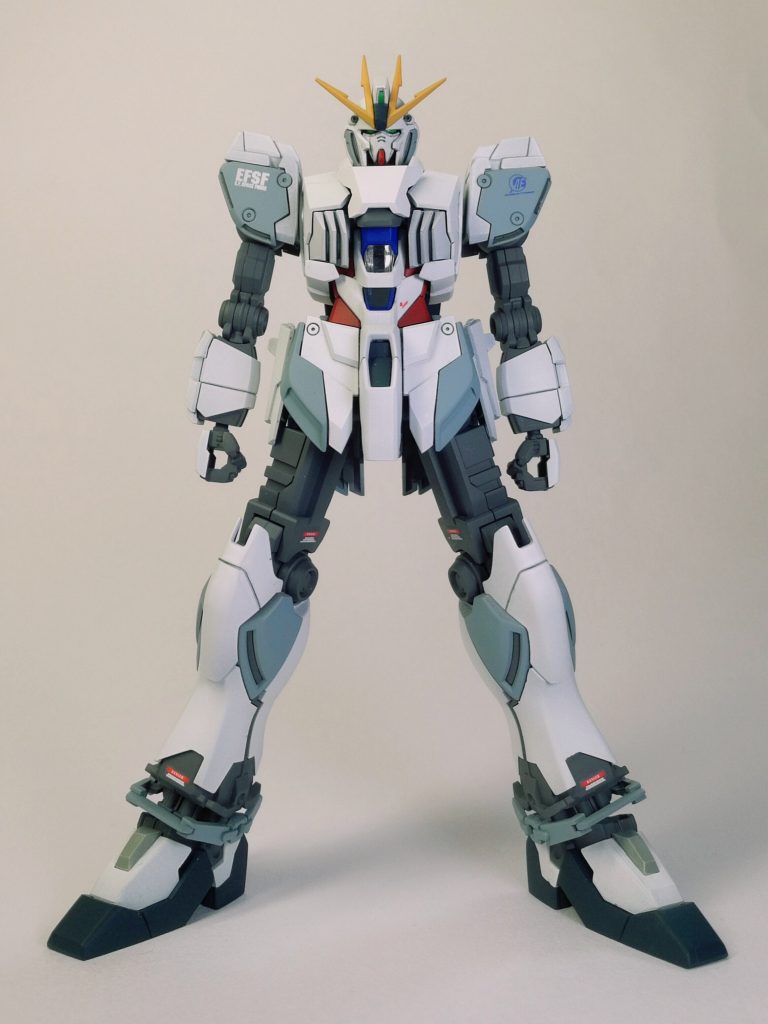 コーションマークはフレーム中心に、エンブレム系のデカールは装甲にというように、場所と種類を分けて貼ってみました。サイコフレームを試験していた時は本当にほぼフレームだけで役割を果たしていて、ミシェルがナラティブガンダムとして持ち出した時に、後から装甲を着けたのではないかという解釈を反映しています。