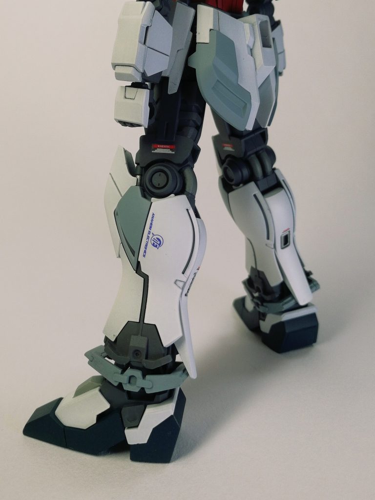 ここのデカールは雰囲気重視ですが、一応A装備の時はこのデカールが正しい向きに見える角度に足を曲げているはずなので、格納時や整備時にはしっかり見えるだろうということで。