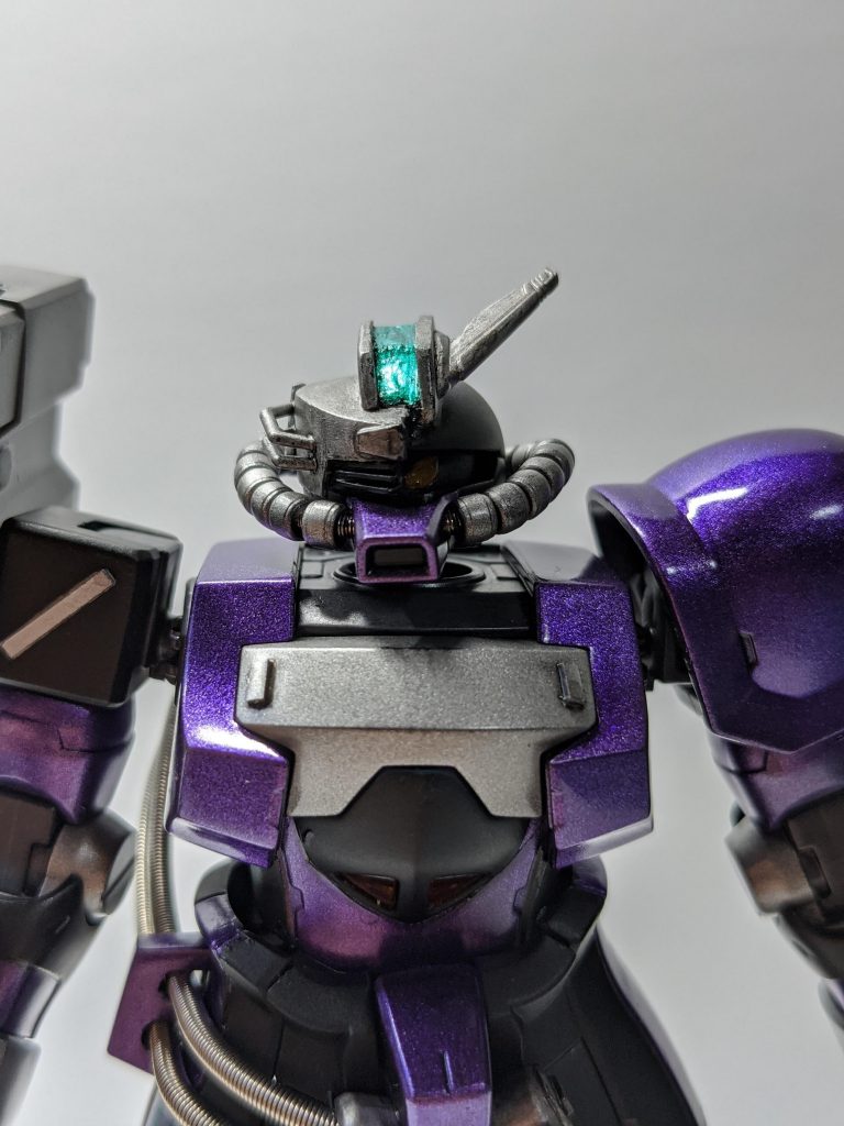 頭部は半分がメカチックになっております(^^)ちなみに素体はグフカスタムです。