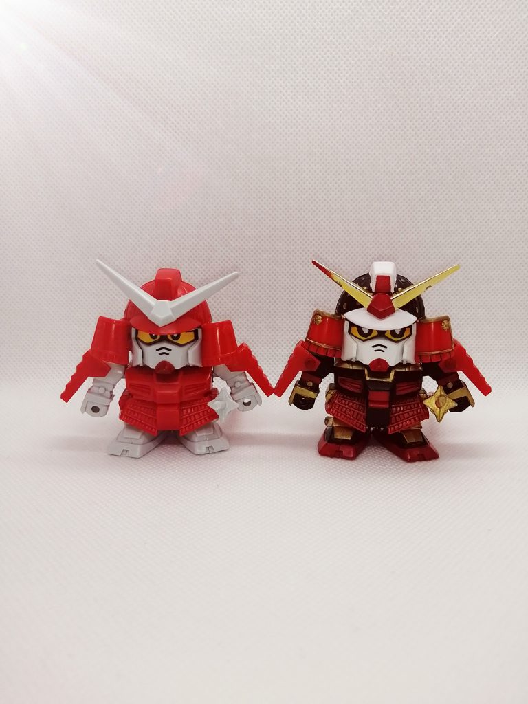 素組みとの比較。さすがに30年以上前のキット、赤・白の2色成形で色分けは絶望的なものがあります。 それでも、このカッコかわいいフォルムには、今でも惹かれるものがありますね。