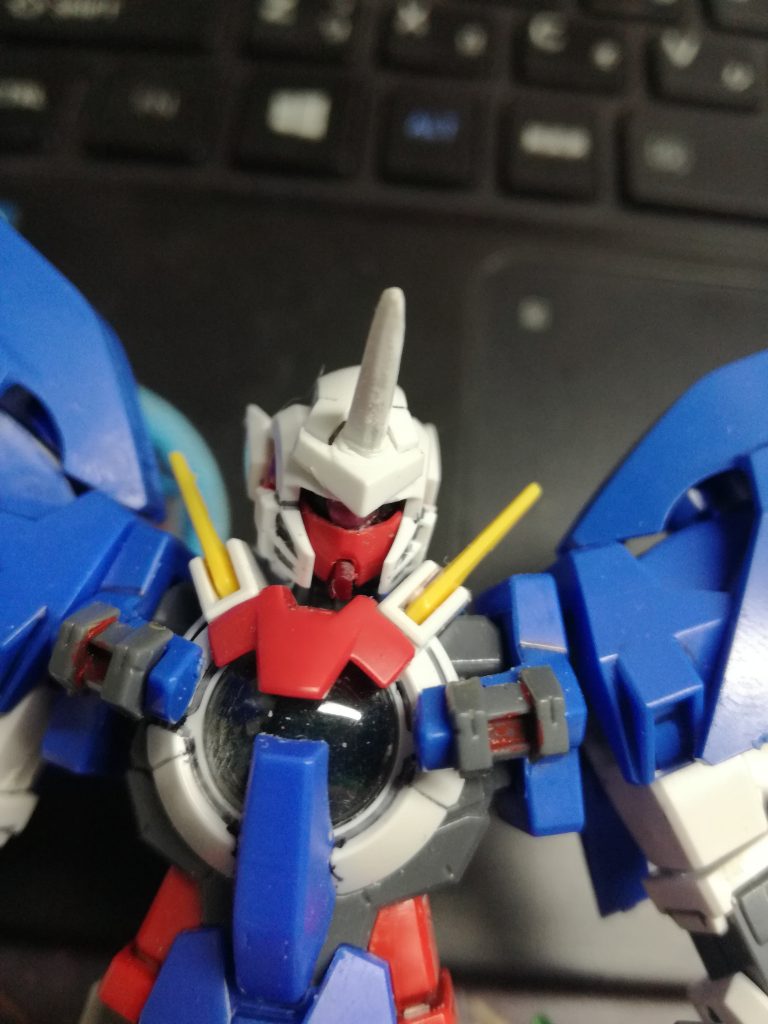 切り取ったエクシアのアンテナを貼り合わせて角を作成