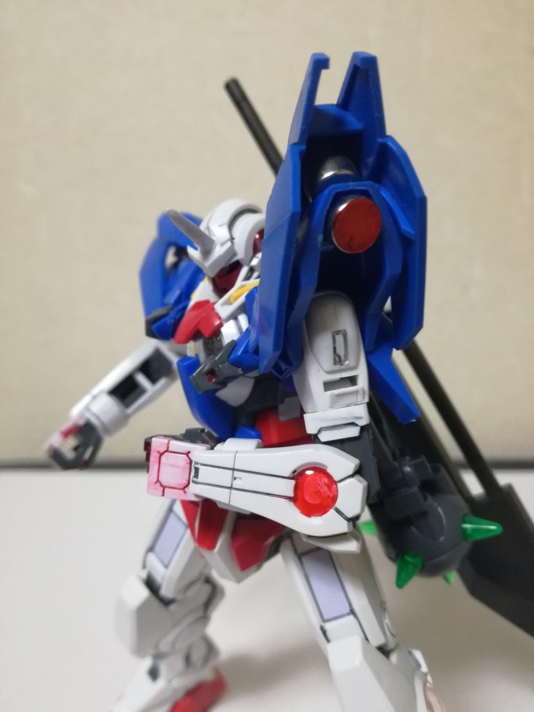 肩アーマーダブルオーダイバーエースの膝パーツを使用．ネオジム磁石でついているため肩アーマーは着脱可能赤く塗装し大型GNコンデンサとしている．腕、足のGNコンデンサはムラが出るように赤で塗装し禍々しい感じを出している．