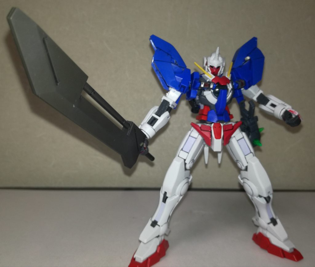 武装01サイクロプスが持っていそうな剣ガードフレームのバックパックに取り付けている．