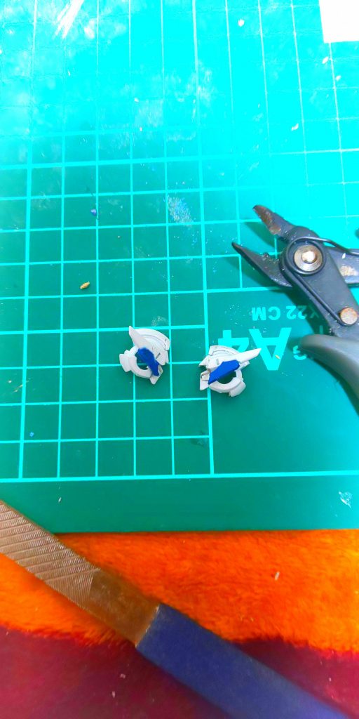 頭部の青いパーツを無くしたのでスクラッチ。左が純正右がスクラッチ。