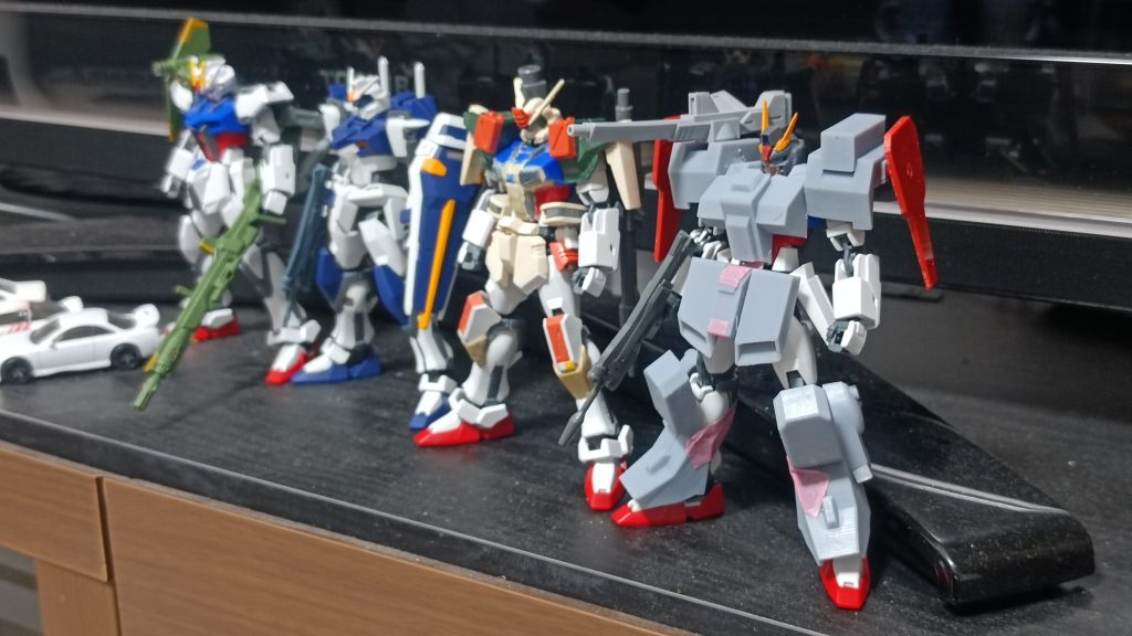 同じEGストライク(ベース)と並べて。肩シールド、腕装甲はヘアアイロン製プラ板、他フォルテストラは3Dプリンターからの製作です。