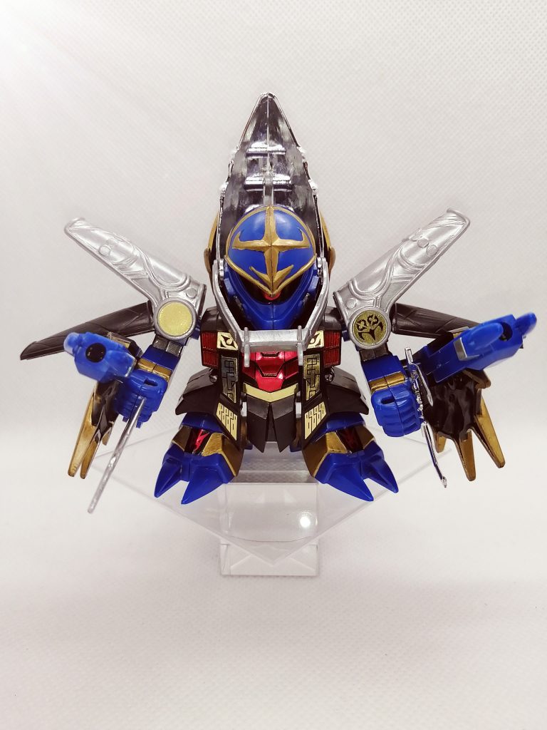 背中の黒星砲を両腕に装着したバトルモードと呼ばれる形態。やだ、なにこれ超かっこいい・・・。右腕の仕込み刀は前へ転回し、左腕の鈎爪は歯車で連動して上下に動きます。