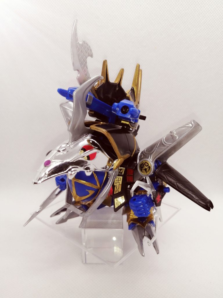 そして最終形態のモンスターモード。胸部のブロックが回転し、恐竜のような頭部とバックパックが覆い被さり変形します。このギミック、本当によくできていて、子供のころ良く動かして遊んでいた思い出があります。