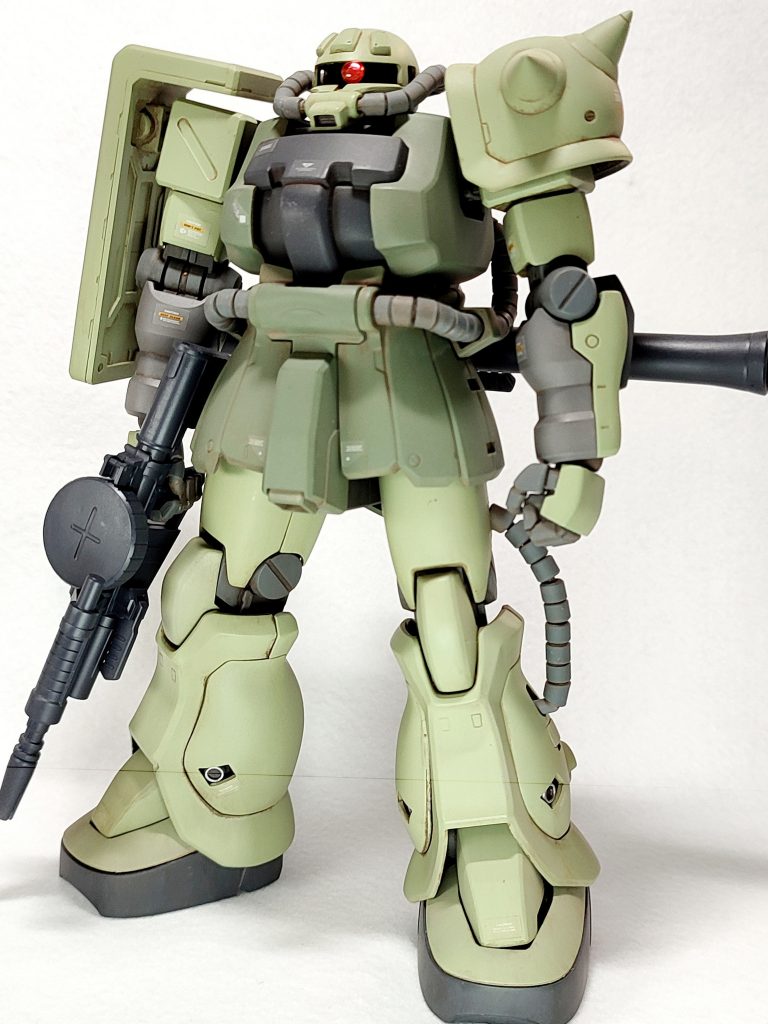 まえ上記のとおりですが。量産型カラーで全塗装しクリアーコートのあと、いつもどおりMr.ウェザリングカラーでウォッシングして完成させています。あとは、かっこ良いかなぁと思ったので付属のアップリケアーマーを装着しています。