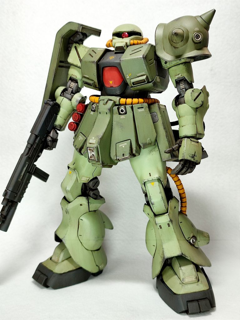 まえ上記のとおりですが。こちらも量産型ザクカラーで塗装しクリアーコートのあと、いつもどおりMr.ウェザリングカラーでウォッシングしました。その後、こちらは焼鉄色にてウェザリングをして完成させています。