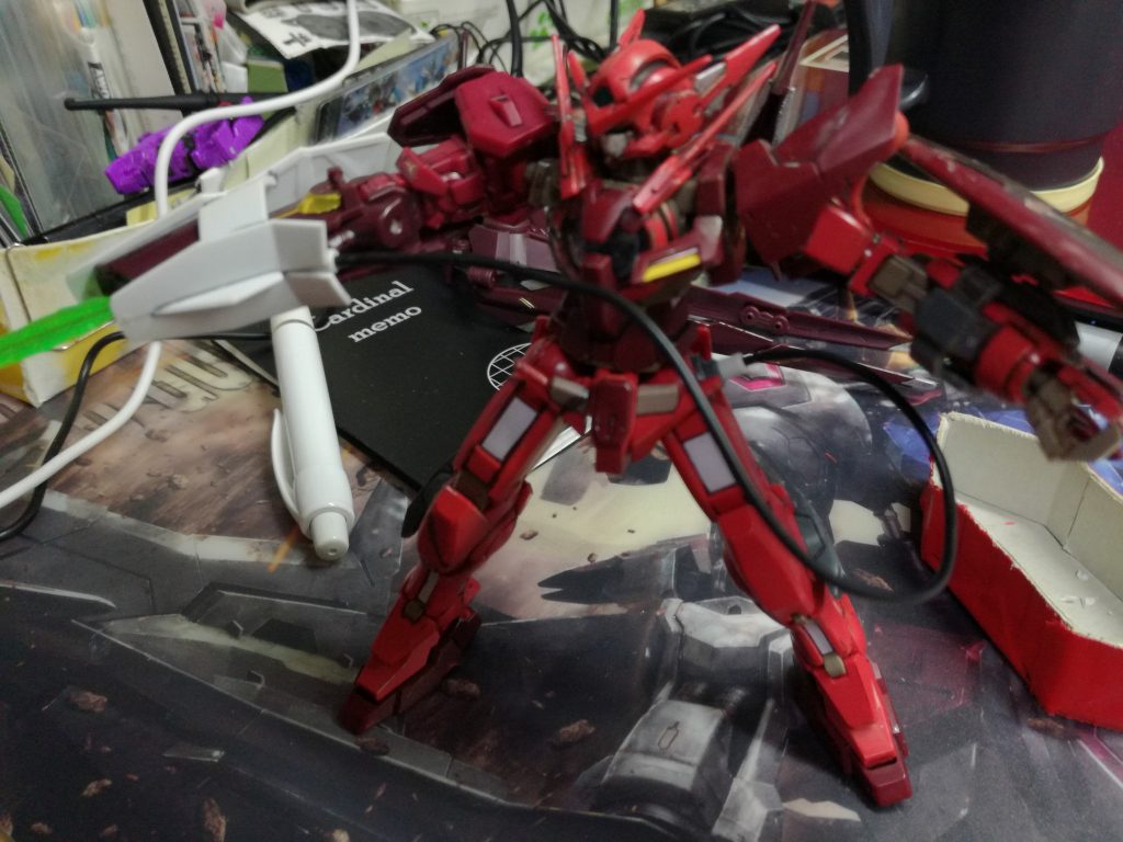 右腕の内側にリード線の受けを設置し有線式に出来るように