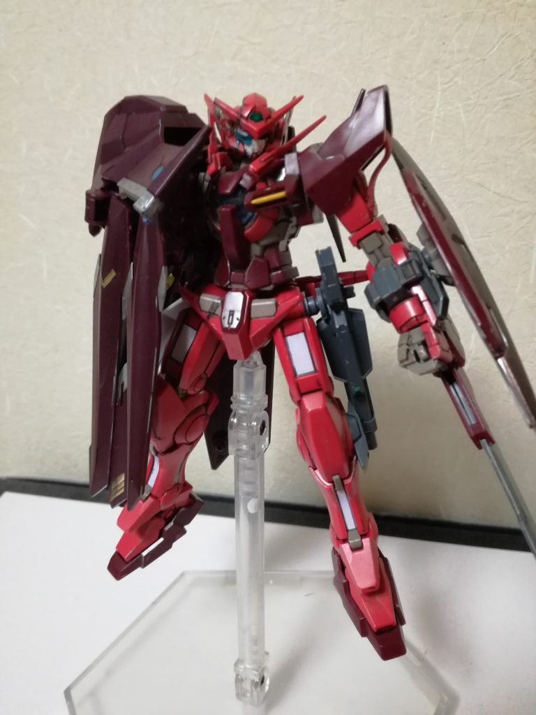 主武装は左にGNシールド,プロトGNソード,ビームサーベル,GNビームライフル改.右腕はアストレアノーネームの右腕を丸ごと移植している.ノーネームのマントが右側の傷を多い隠すようになっている.