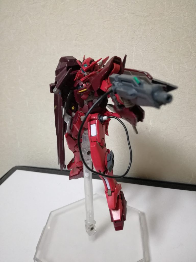 GNビームライフル改左腰の装備.有線式でGN粒子を供給する.有線を巻き取ることで武装を手放した際に自動で元の位置に戻る.有線式のため手で持ってない状態でも射撃が可能