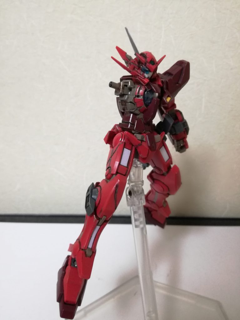 アーミー風のアストレアとして改造していたが右腕がへたって使えなくなった為、いっそ戦闘中に損傷を受け右腕がなくなった設定にした.そのため右側には損傷を受けているような塗装&改造を行った.成型色の色が似通っている&接続が同じアストレイノーネームの右腕を採用