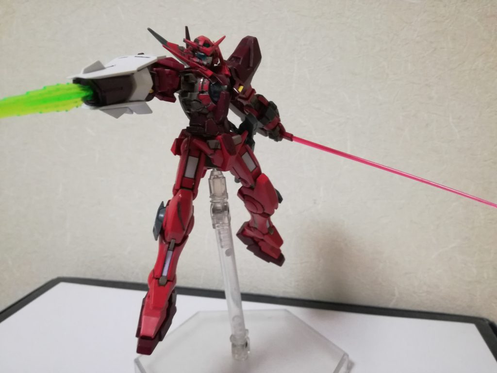 右腕を失ってアストレイの右腕を付けた設定なので右腕は新品に見えるよう風化や傷がついたような塗装は行っていない.