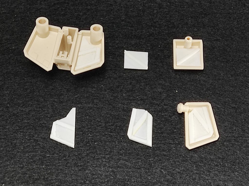 今後の技術向上のための練習、その1。 マスキングテープで、スカート裏の「型紙」取って、それを元にプラ板から裏打ちパーツを複製。  難しいかな……とビビッていたのが馬鹿らしくなるくらい、簡単にできた。  定格サイズのプラ材をストックしておけば、トラスっぽいディテールも、もっと簡単に作れたでしょう。
