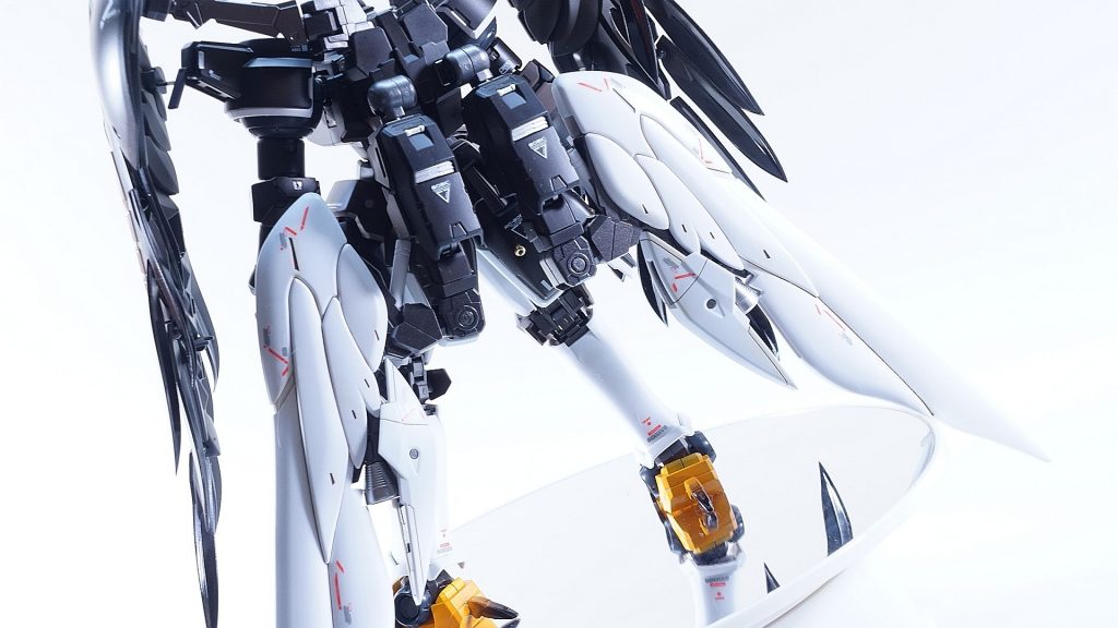 こちらの羽はジャンクを使って位置を下げ、尾翼にしてみました。