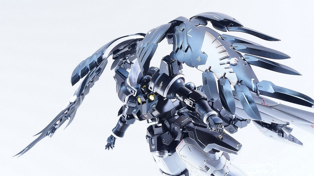 この写真がわかりやすいかと。ホワイトでハイライト入れたり、小さい羽はツヤありにしたりと、いろいろやってみてます。