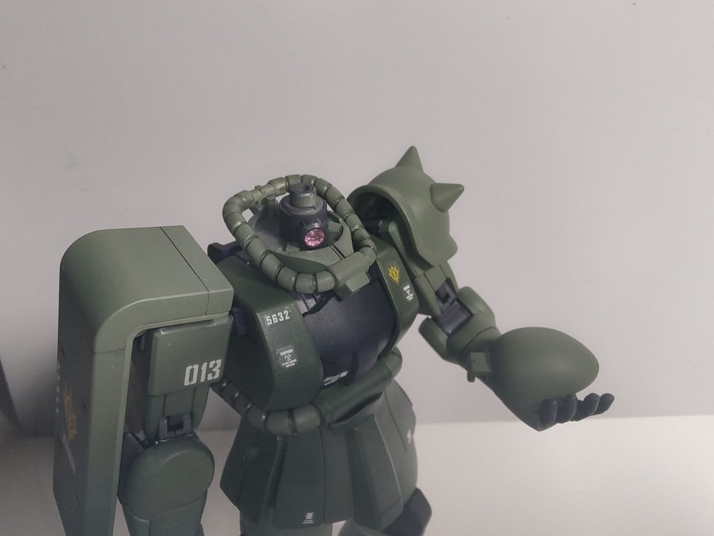 モノアイは可動式にしました。中央の軸が6mmの太さなので、内径6.2mmのプラパイプを使用しています。