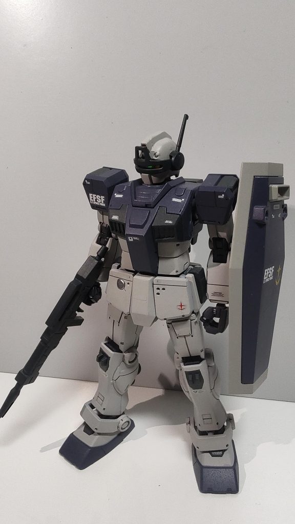 カラーリングはサンダーボルトのジムを参考にしています。これ作った時にハマって読んでいました。バイザーパーツにはオーロラシールを貼っています。貼るだけできれいに反射するのでおすすめです。