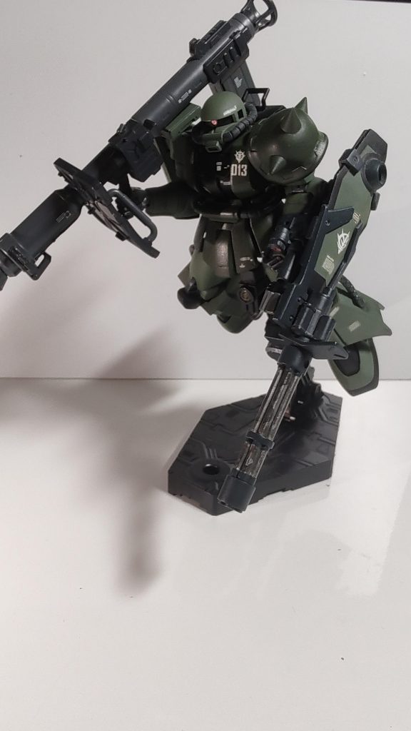 フル装備です。歩く弾薬庫な状態です。サイコ・ザクをイメージしました。旧HGのグフカスタムから拝借しています。ガトリング砲はパージ出来るようにエッチングノコで切断し、別パーツ化しました。