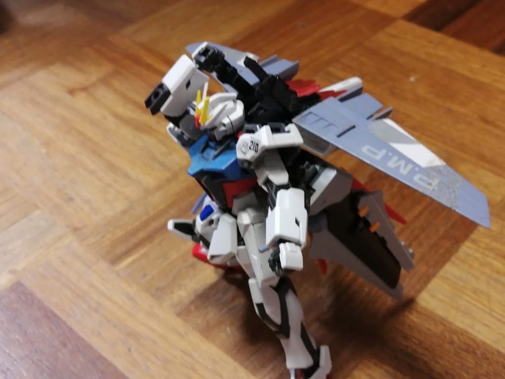 ビームサーベルが本来ある場所にアーマーシュナイダー(ブルーフレームセカンドのパーツ)を装備しています