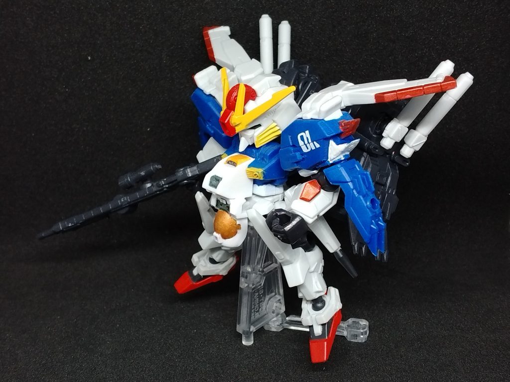 スリッパと頭のインコム以外の赤はガンダムマーカーのメタリックレッド。肩の白い部分も部分塗装。