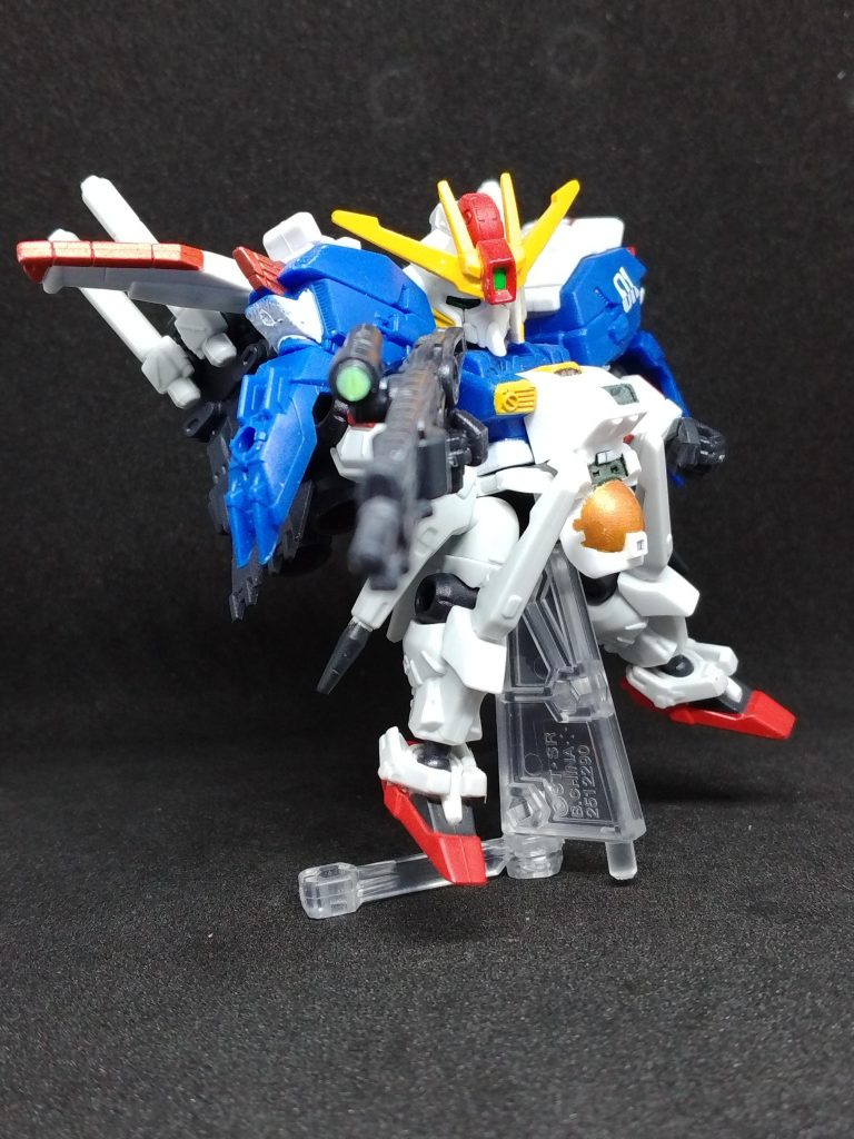 BB戦士の胸部パーツのせいで腰の回転が死んでいるのでポーズがちょっと固いです。