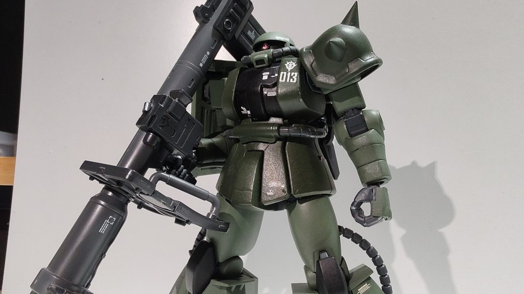 グレーのサーフェイサーによる下地と塗装しかしていません。モノアイもHアイズに置換済です。システムウェポンのラケーテン・バズを持たせています。個人的にはこのバズーカが一番格好良く思います。