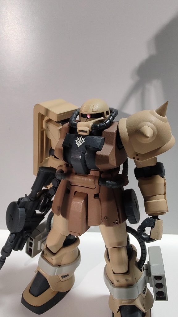 10年前に制作し技術もあまり無かったので、モノアイ加工と塗装しかしていません。やけにモノアイが輝いているのは、Hアイズの裏をシルバーで塗っているので光を拾っている為です。いうても、今の技術もそんなに変わりませんが…