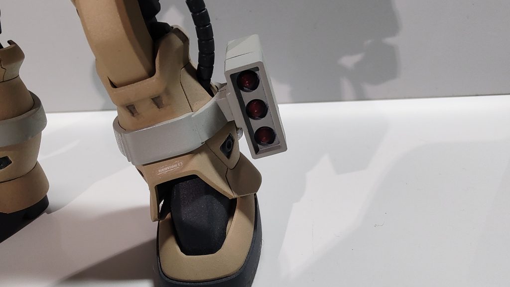 ミサイルポット。いつも武装はネイビーやダーク系で塗っていますが、白系にしました。