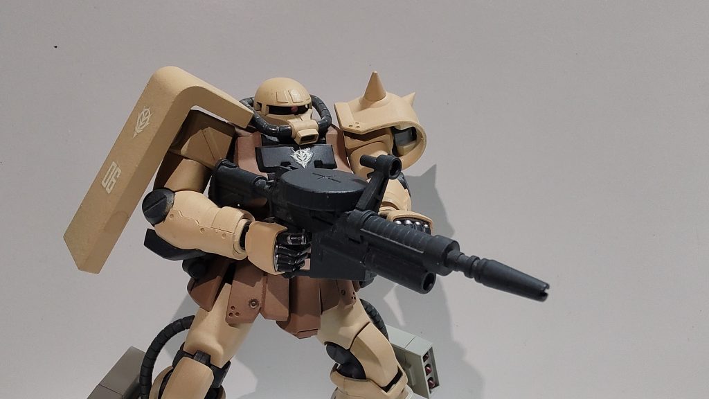 この頃のキットは今のキットに比べて可動範囲は狭いですが密度があります。持つとズシリと重みを感じるのです。関節もポリキャップなので安心感があります。(ポリキャップもパックリ割れた経験があるので過信はできないですが)