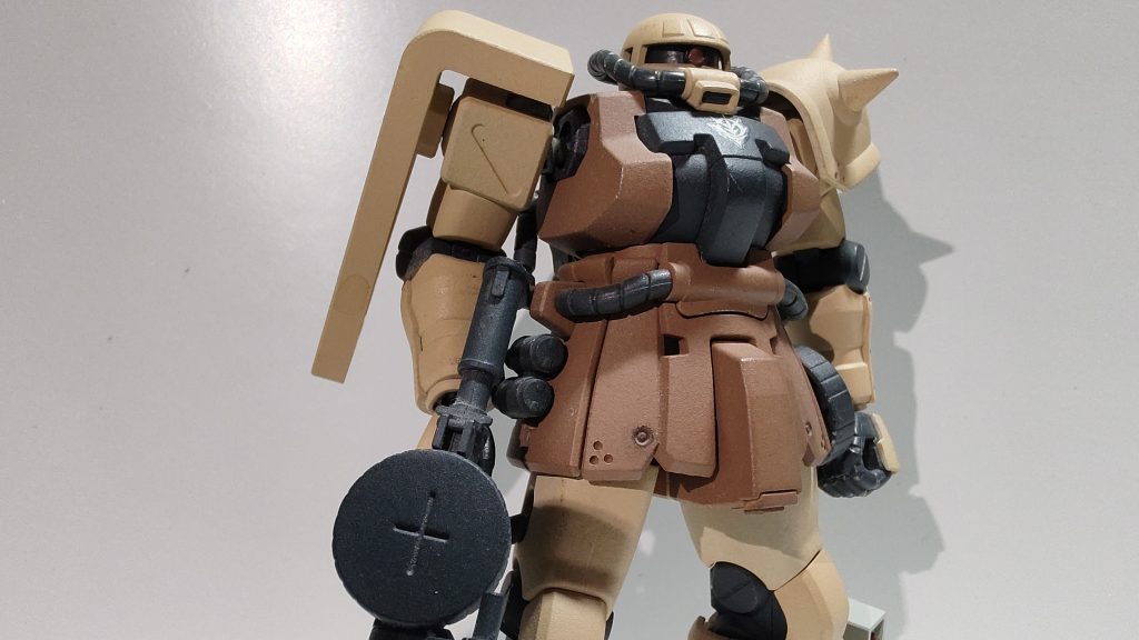 砂漠地帯での戦闘に向けた塗装をしています。実を言うとこれ、連邦仕様なんです。買った当時はすでにジオン仕様が売り切れていたので、仕方なく連邦を購入です。今の売り場よりもガンプラが潤沢していたはずですが、みんな好きだったんでしょうね。