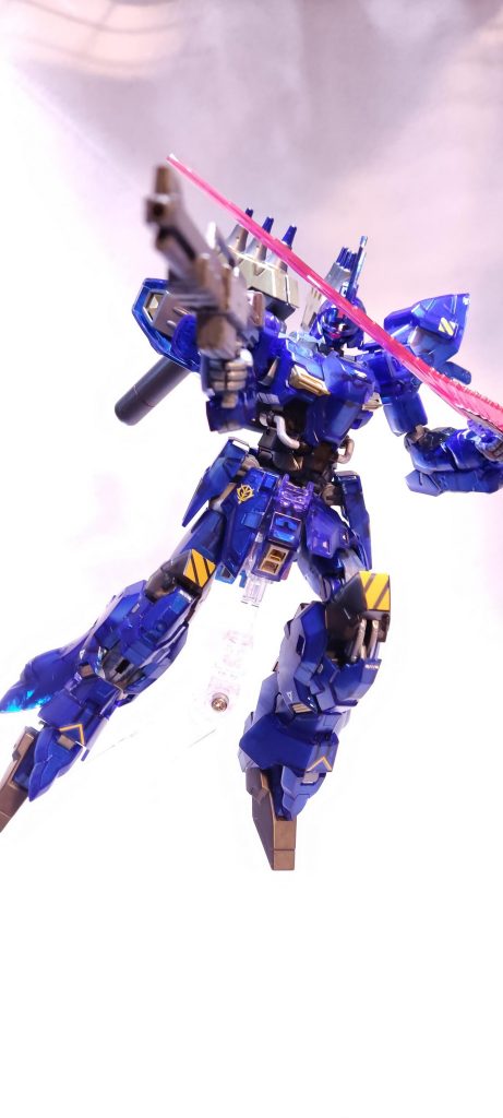 キャップレスのキットでしたが、言われるまで気づきませんでした。確かにキャップなかったです。可動範囲も広くて、特に膝周りのスライドは感激しました！塗装したら剥げた！