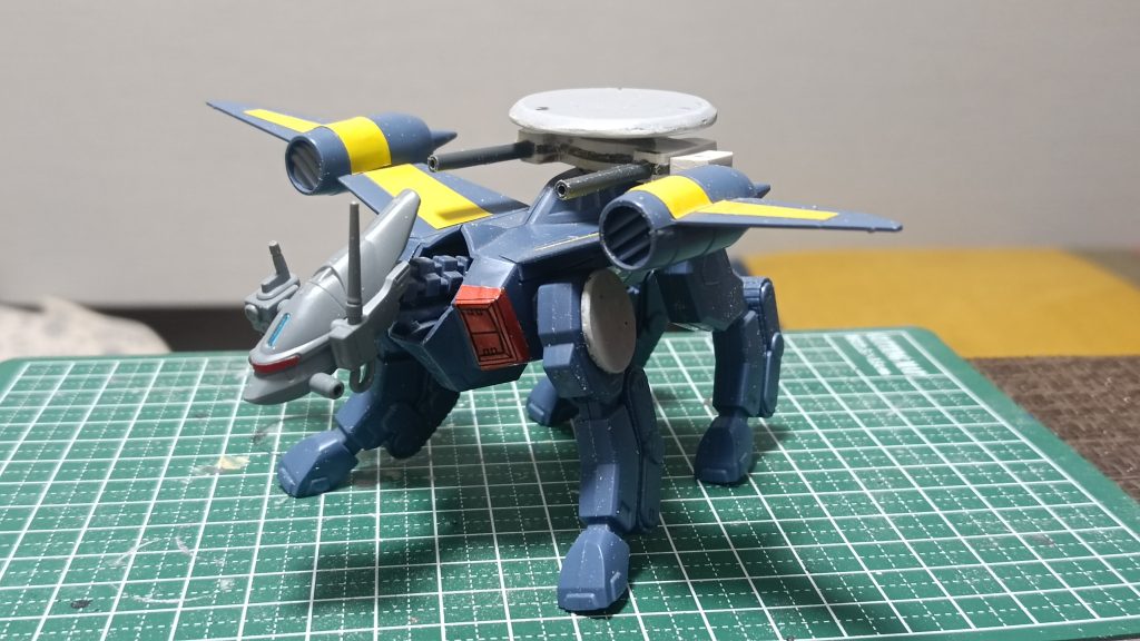 背部レドームはランナープラ板1mmを2枚、機関砲基部は3枚、肩部レドームは1枚の厚みで製作しています。