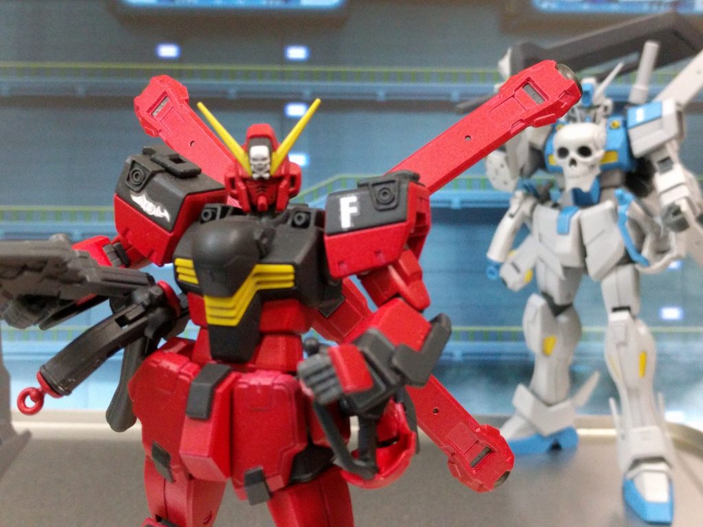 妄想設定:義賊クロスボーンバンガード所属のクロスボーンガンダムタイプMSの1機。全26機作製されアルファベットのA~Zまでの機体が存在すると言われている。本機は第一世代(A~Gまで)のクロスボーンガンダムであり通称『フレア(F型)』の名称で呼ばれることが多い。また本機は火器管制システムの見直しがなされ同世代ではトップクラスの射撃性能を誇る。後ろには第三世代(O~Uまで)の『スカイ(S型)』の姿が確認できる。この2機は度々戦場で同時に目撃されており同組織内の同じ部隊に所属しているMSと考えられている。