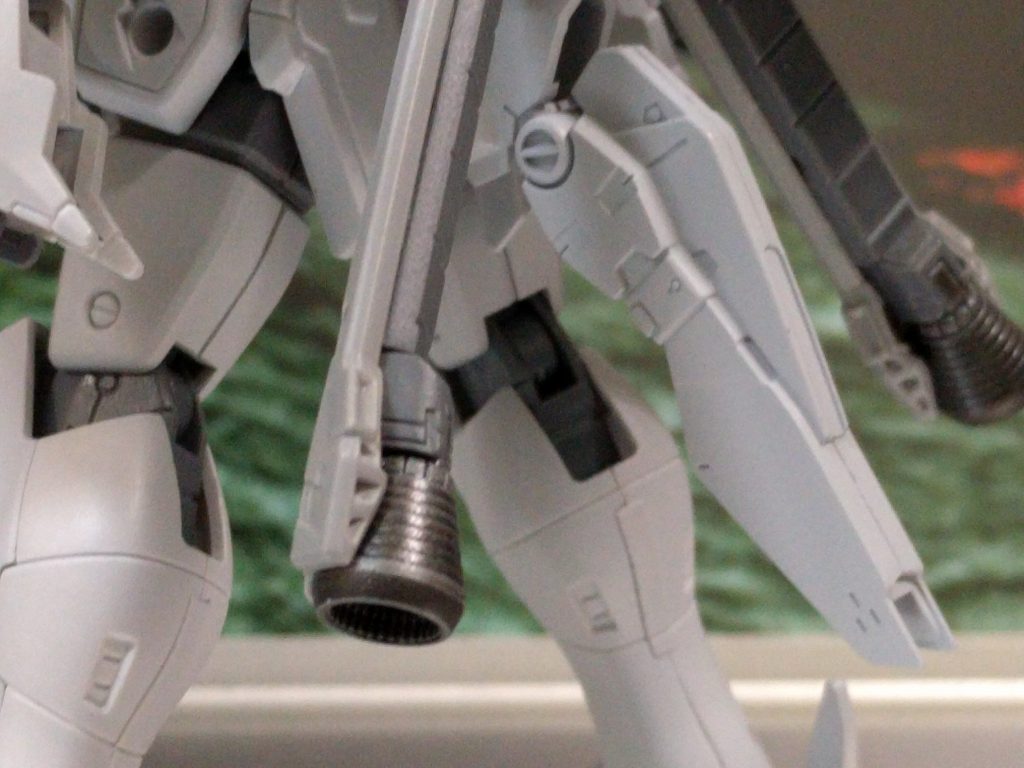 妄想設定:義賊クロスボーンバンガード所属のクロスボーンガンダムタイプMSの1機。全26機作製されアルファベットのA~Zまでの機体が存在すると言われている。本機は第二世代(H~Mまで)のクロスボーンガンダムであり通称『ルプス(L型)』と呼ばれている。本機の特徴としては両腕を格闘専用のルプスアームに換装しており接近戦では無類の強さを誇る。またルプスアームにより機体バランスが悪くなっているが試作のテールスタビライザーの導入で機体の安定化が行われている。本機の戦いぶりは無慈悲とされ戦場での生存者も少ないことから同組織以外からは『最恐最悪のクロスボーン』とも呼ばれている。