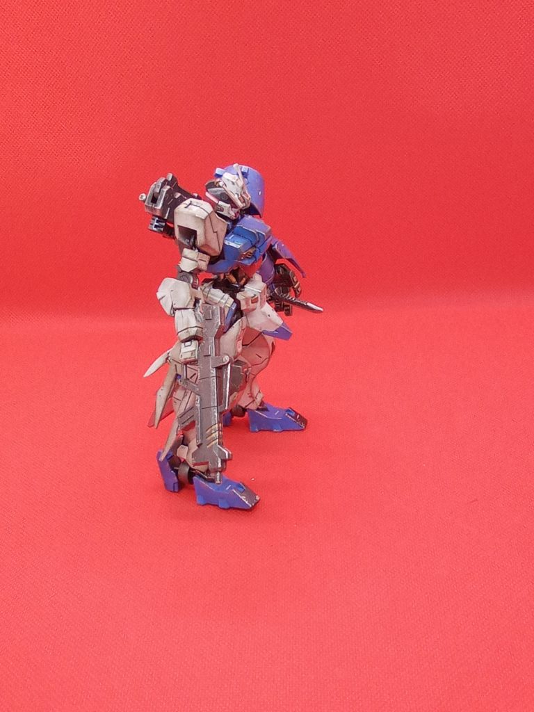 逆サイドより　アシンメトリーのガンダムは珍しい気がします