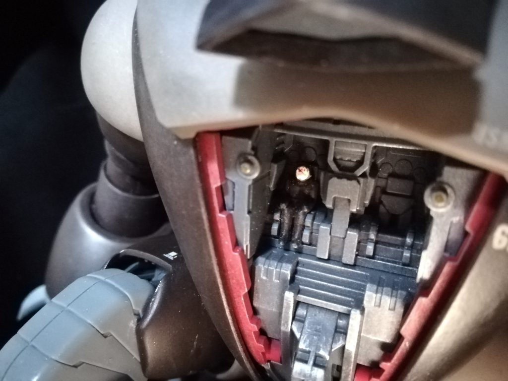 アカハナ少尉がちょこんと座ってます。見えないところも塗ってます。フレームも赤でチラ見せ。