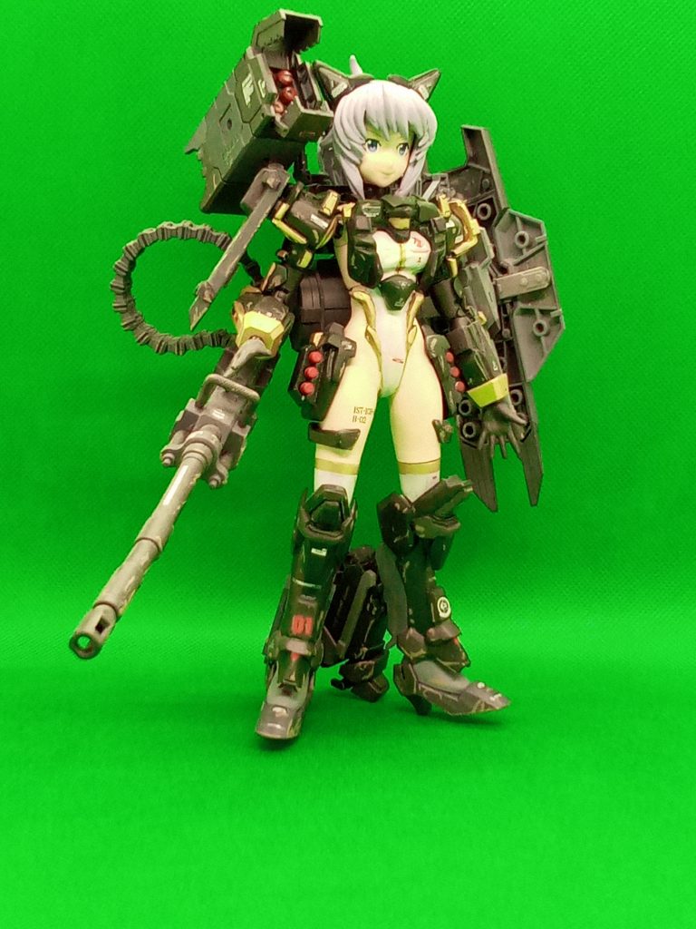 足は延長　肩アーマーと胸装甲はパテで形成髪の毛もパテで延長してみました。バランスがわるかったのでロトの足を移植してみました 