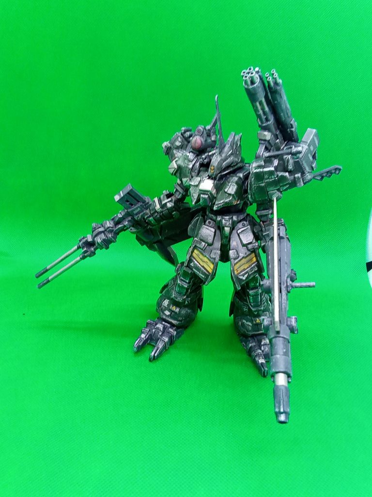 肩のガトリングはロトから拝借　右肩はセンサー(のつもり)パテの使いすぎで稼働域はほぼゼロ