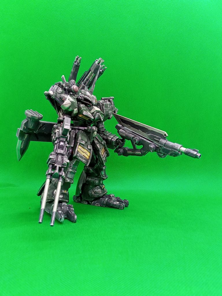 別角度より　肩はパテで削り出し　重量過多で立っているのが精一杯　ダブルビームライフルみたいな武器もパテの塊