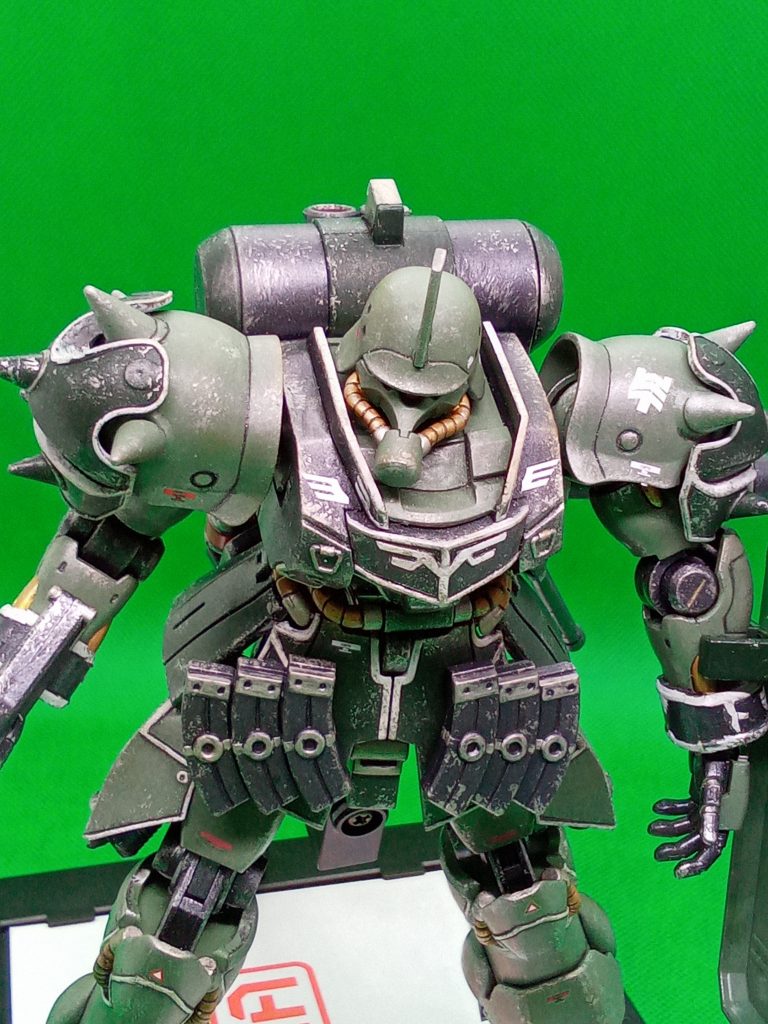 白い部分の塗装に苦戦写真を見て袖ぶぶんに塗りのこしを発見